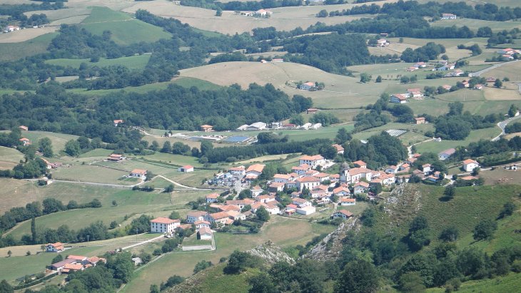 Vista del pueblo de Zugarramurdi con sus caseríos blancos rodeados de prados verdes del Pirineo navarro