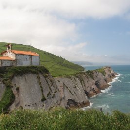 Panorámica de los acantilados del flysch de Zumaia con la playa de Itzurun y la ermita de San Telmo