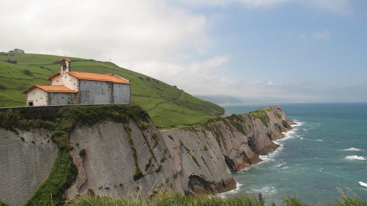 Panorámica de los acantilados del flysch de Zumaia con la playa de Itzurun y la ermita de San Telmo