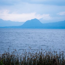 Vista del lago Atitlán en Guatemala con sus volcanes al fondo