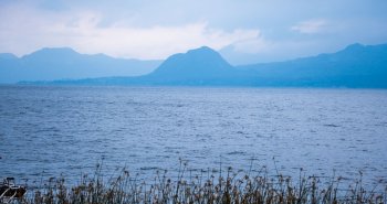 Vista del lago Atitlán en Guatemala con sus volcanes al fondo
