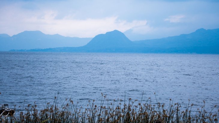 Vista del lago Atitlán en Guatemala con sus volcanes al fondo